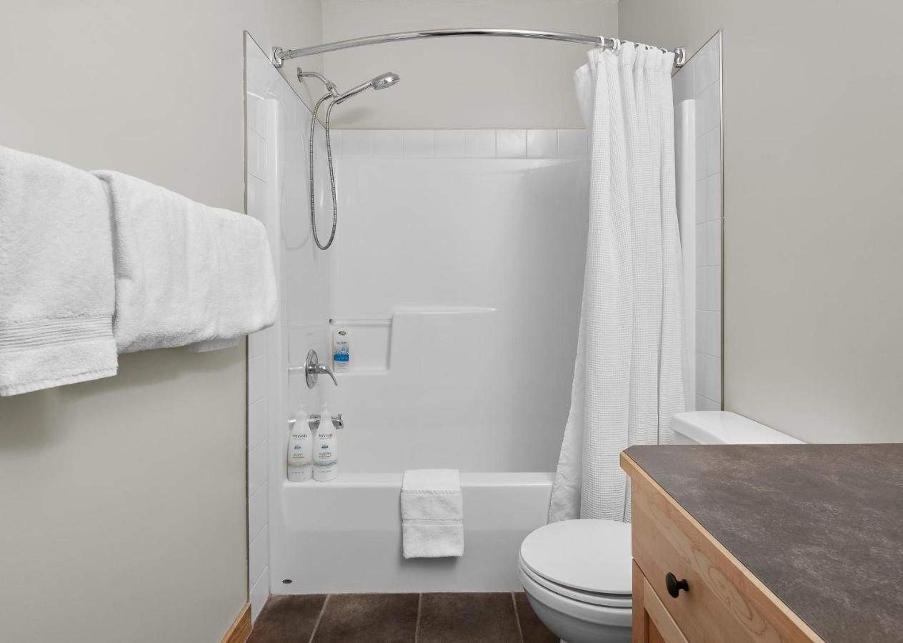 Newly Renovated Grizzly Lodge, Spacious 3Br 2Ba With Open Pool, Hot Tub Canmore Exteriör bild
