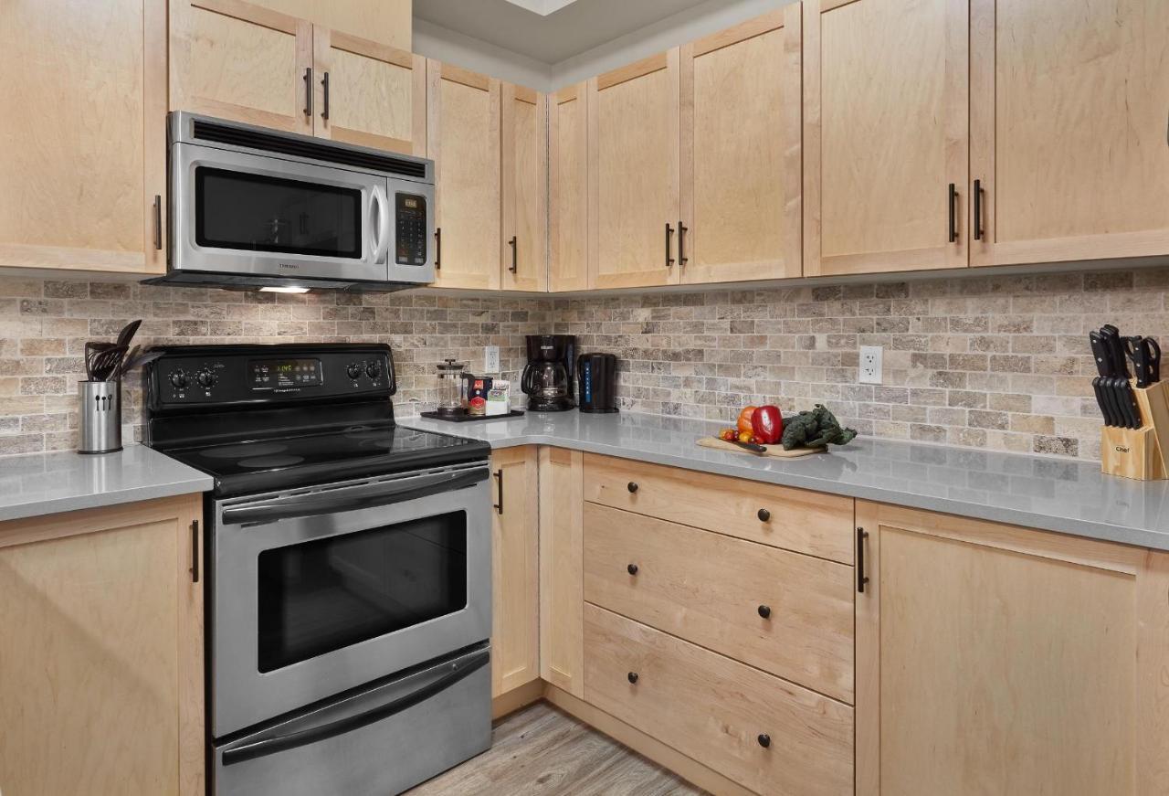 Newly Renovated Grizzly Lodge, Spacious 3Br 2Ba With Open Pool, Hot Tub Canmore Exteriör bild